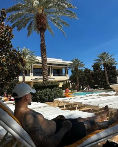 Javy Báez Enjoys Farmhouse Getaway With Food, Sun, And Relaxation