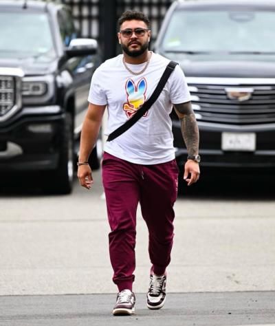 Omar Narváez: A Captivating Display Of Confidence And Professionalism