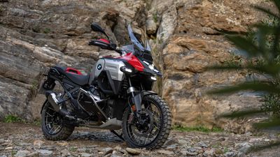 BMW's R 1300 GS Adventure Crosses Continents Comfortably, Still an Off-Road Beast