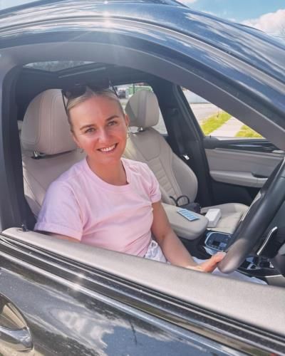 Ariarne Titmus: Effortlessly Chic In Light Pink Tee Pose