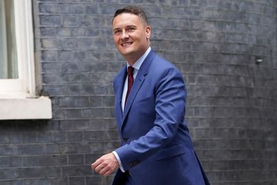 Wes Streeting vows to begin negotiation groundwork with junior doctors next week in first act as health chief