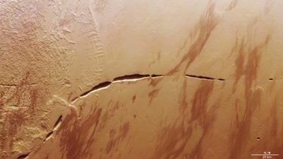 Mars orbiter captures Red Planet scar that's longer than the Grand Canyon (image)