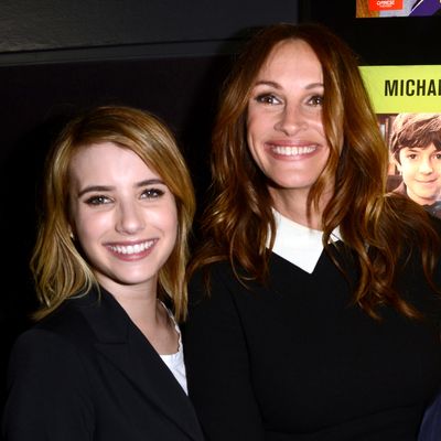 Emma Roberts Says Aunt Julia Roberts' Classic Movies Give Her Comfort When She's Alone