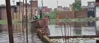 Uttar Pradesh: Heavy flood in Moradabad force people to use boats to commute