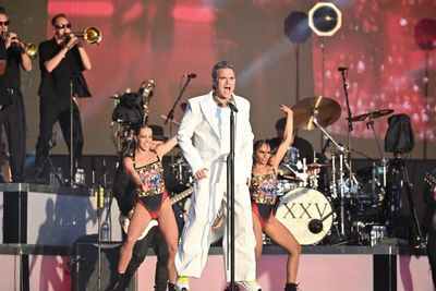 Robbie Williams review – slick and saucy end-of-the-pier pop