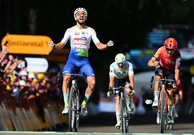 Anthony Turgis pips Tom Pidcock to win stage 9 of Tour de France after breathless day on the gravel