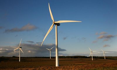 Labour lifts Tories’ ‘absurd’ ban on onshore windfarms