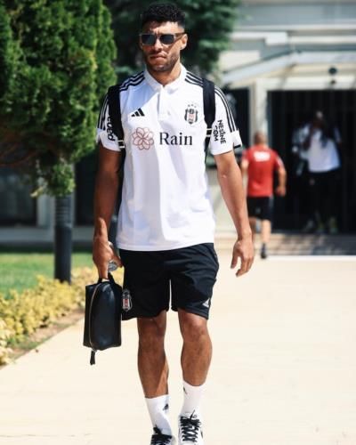 Alex Oxlade-Chamberlain Sports White Shirt And Black Shorts Outfit