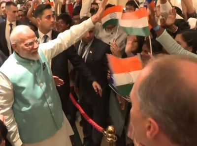 PM Modi receives warm welcome from members of Indian diaspora at hotel in Moscow