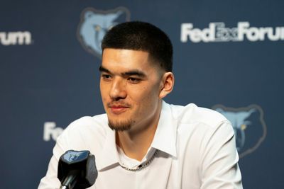 Unbelievable photo shows Grizzlies rookie Zach Edey dunking with his feet on the ground