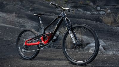 Unsure whether to go for a high pivot or low pivot MTB? Lapierre's new Spicy CF enduro bike offers both