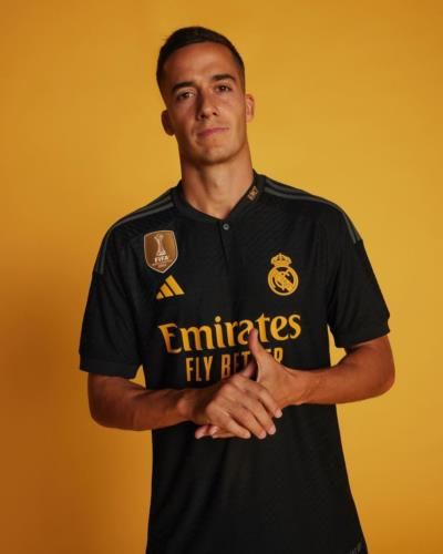 Lucas Vázquez Stands Out In Stylish Black Jersey Photoshoot