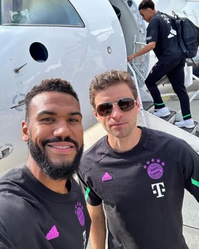 Bavarian Duo: Müller And Choupo-Moting Strike A Pose Together