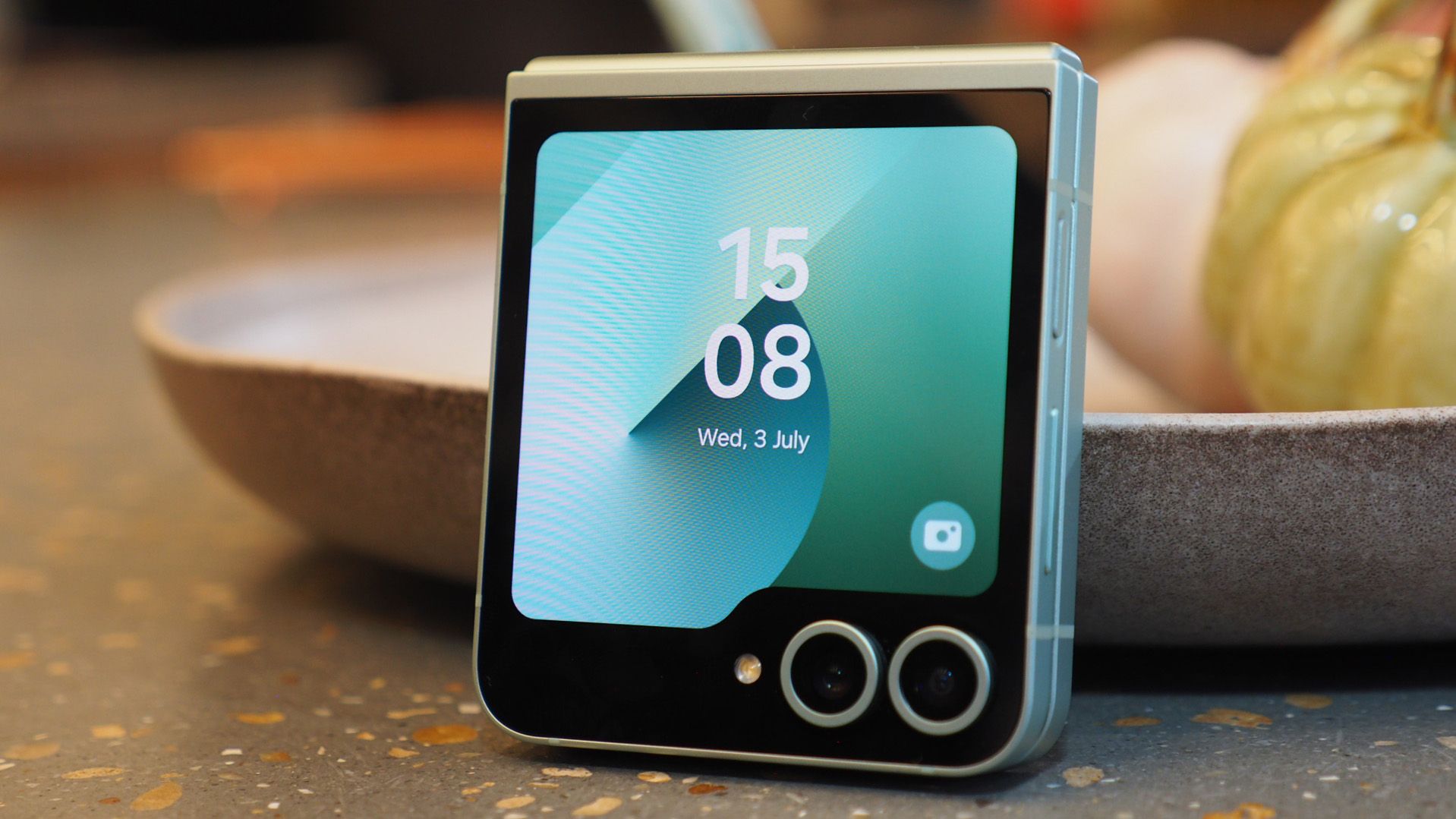 Flip Model I tried the Samsung Galaxy Z Flip 6 – these are the 3…