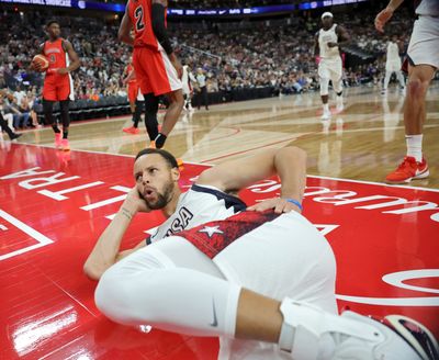 This Steph Curry pose after getting foul by Canada is a perfect photo, no notes