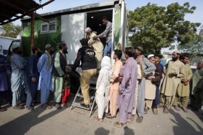 Pakistan Extends Stay For Afghan Refugees, Continues Deportation Of Others