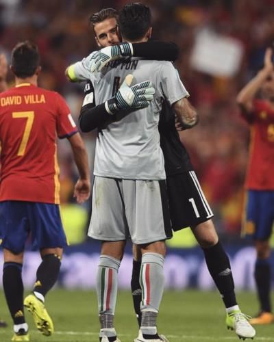 David De Gea And Teammates Celebrate Victory After Football Match