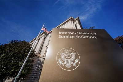 IRS goes after rich tax cheats, nets $1B