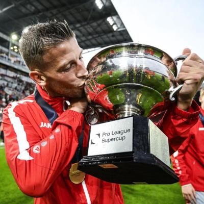 Toby Alderweireld Celebrates Victory With Trophy Kiss