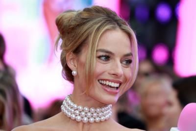 Margot Robbie Debuts Baby Bump In Chic Alaïa Ensemble.