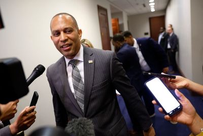 Top House Democrat Hakeem Jeffries met privately with Biden — but didn’t offer his endorsement