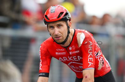 Lotto Dstny, Arkéa-B&B lead-outs collide in stage 13 sprint crash at the Tour de France