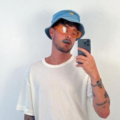 Kian Lawley Stuns In Stylish Mirror Selfie On Instagram