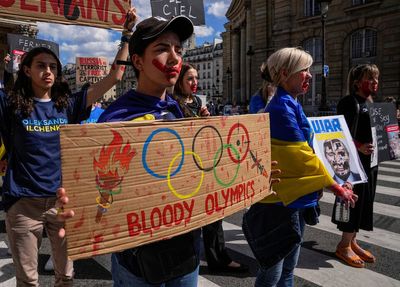 Peaceful pre-Olympic protest in Paris honors fallen Ukrainian athletes