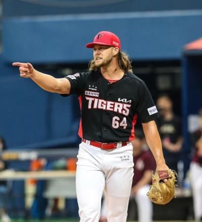 Shaun Anderson Showcasing His Skills On The Baseball Field