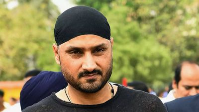 'Khelna hai to khelo, hum nahi bhejenge team': Angry Harbhajan Singh tells Champions Trophy hosts Pakistan on live TV - watch