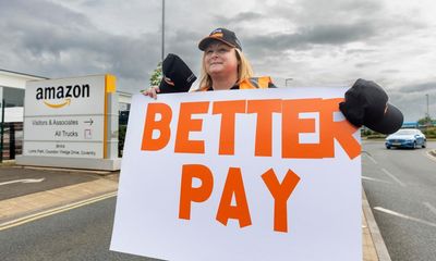 ‘Let’s make history!’: Amazon staff at UK warehouse vote on union recognition