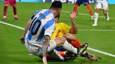 Lionel Messi suffers leg injury in Copa America final against Colombia