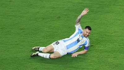 Lionel Messi exits Copa America final early with apparent leg injury - see pics