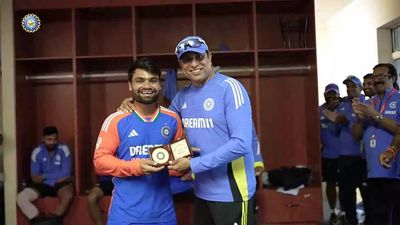 'Batting se jyada fielding pasand hai...': Rinku Singh stands on a stool to deliver speech after winning the best fielder medal - Watch