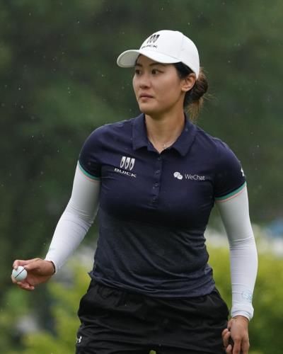 Lin Xiyu Prepares For Golf In Stylish White And Navy.