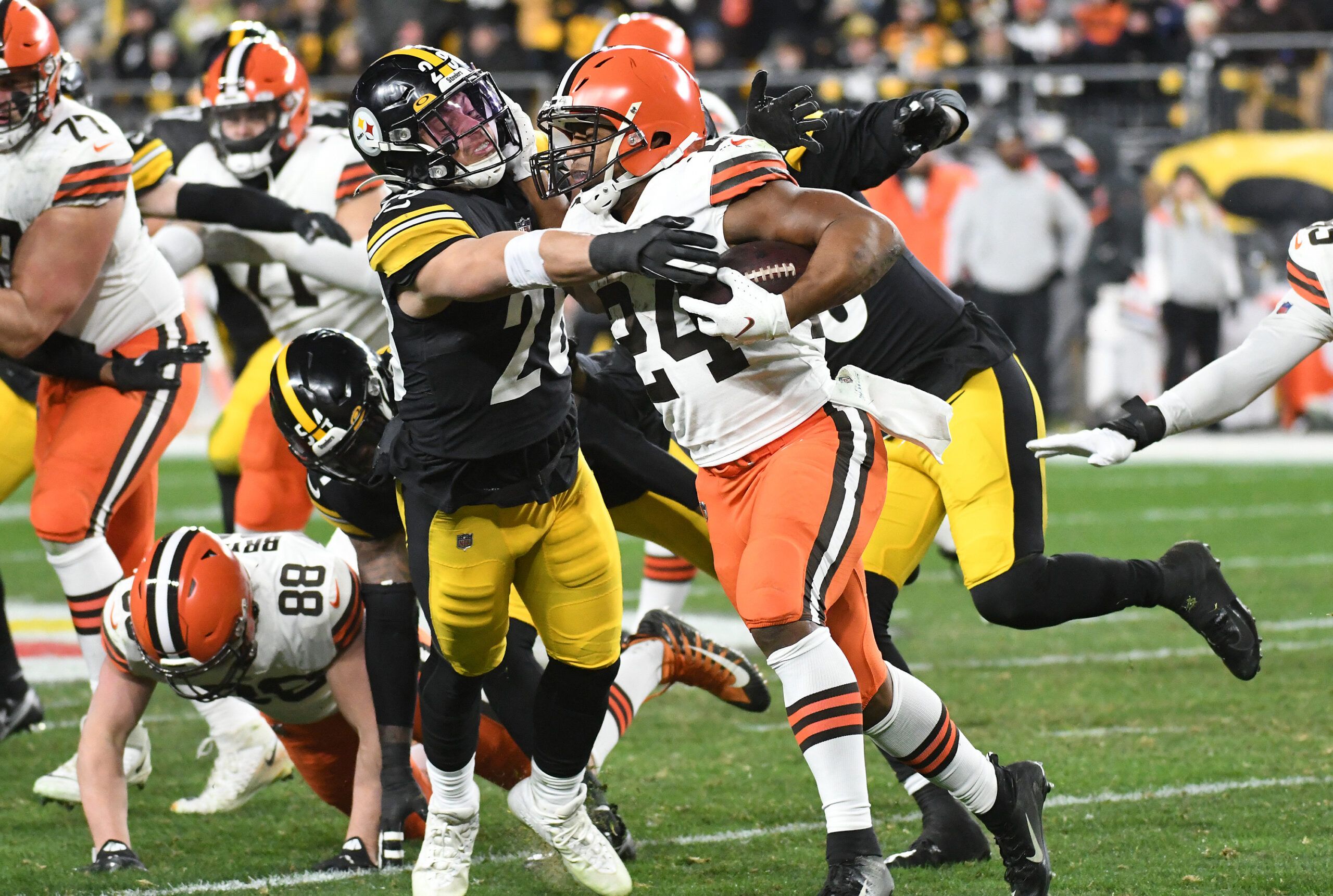 WATCH: Browns RB Nick Chubb squatting over five bills…