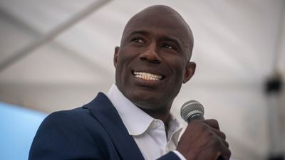 Terrell Davis Says He Was Unjustly Handcuffed on United Airlines Flight