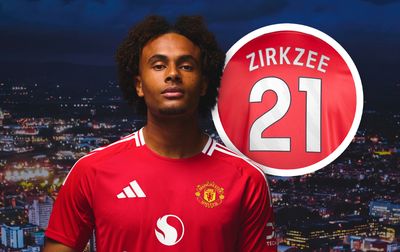 Which shirt number will Joshua Zirkzee wear at Manchester United?