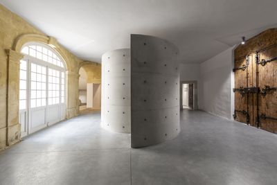 At Lee Ufan Arles, tension and calm guide relationships between space and art