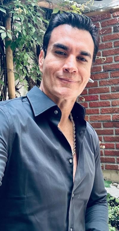 David Zepeda Stuns In Bold Instagram Photoshoot With Selfies