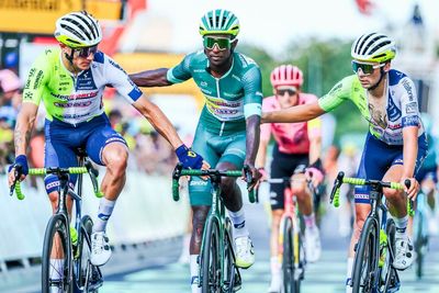 Tour de France green jersey Biniam Girmay crashes in hectic stage 16 finale