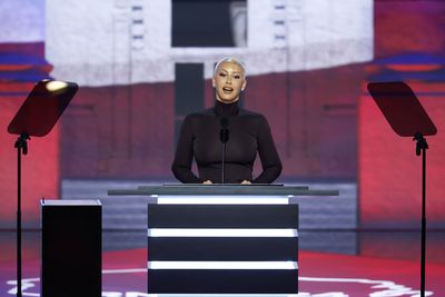 Amber Rose denounces "lies" about Trump