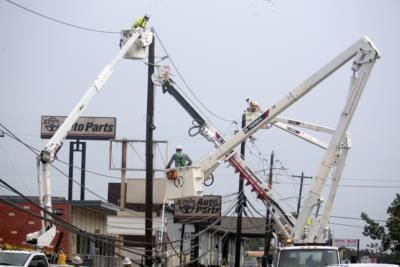 Houston Residents Threaten Repair Workers Amid Hurricane Outages