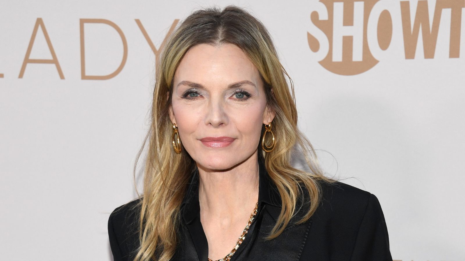 Michelle Pfeiffer makes her living room cozy with a…