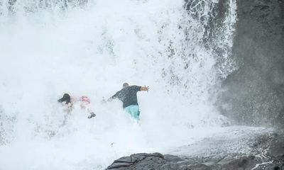Father, daughter nearly swept from rocks in pounding surf; video