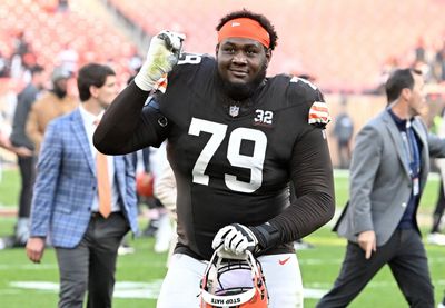 WATCH: Browns OT Dawand Jones looks healthy on the basketball court ahead of training camp