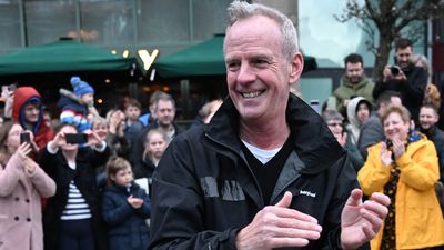 See Fatboy Slim rehearsing bass in a hotel bedroom with the band ahead of his Housemartins Glastonbury reunion