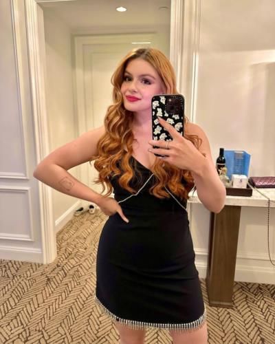 Ariel Winter Stuns In Black Outfit Mirror Selfie On Instagram