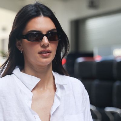 Kendall Jenner Elevates Jeans and Flip Flops by Mixing Two Classic Neutrals