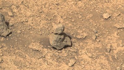 Little Mars 'snowman' spotted by NASA's Perseverance rover (photo)